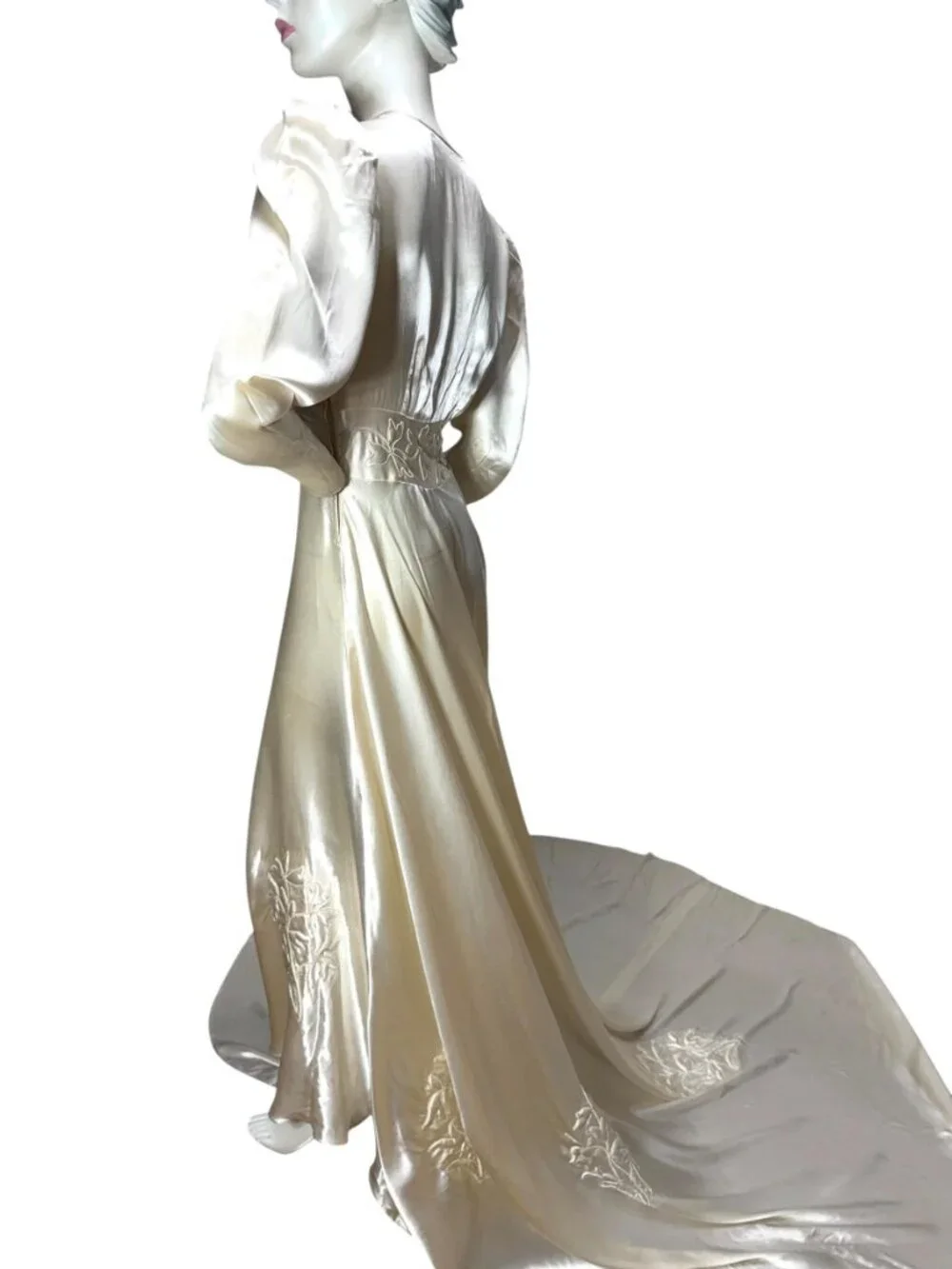 1930s Art Deco liquid satin wedding gown with trapunto embroidery and cathedral - Picture 8 of 16